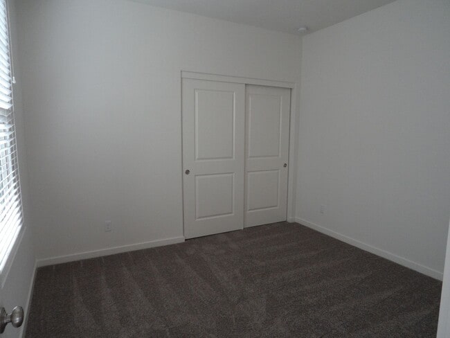 Building Photo - 4BR 3BA two-story condo with 2 Car Attache...
