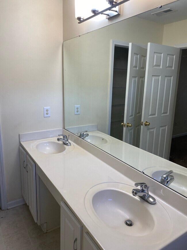 Building Photo - 300 Southmen Ln