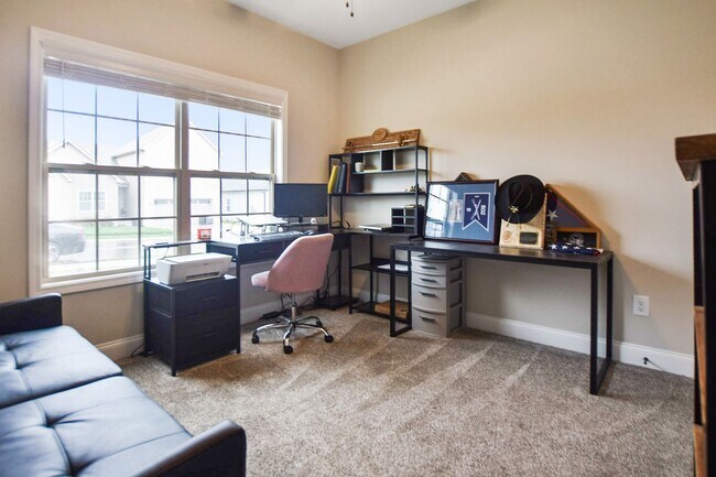 Building Photo - Pet Friendly Three Bedroom!