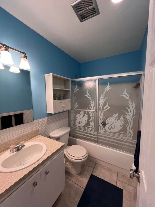 Building Photo - 223 Columbia Dr