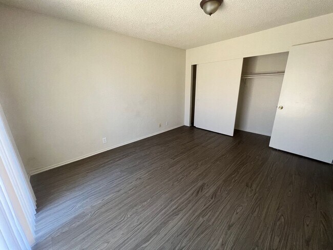 Building Photo - 2 Bedroom 1.5 Bath w Pool