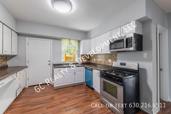 Building Photo - 3515 S Lituanica Ave