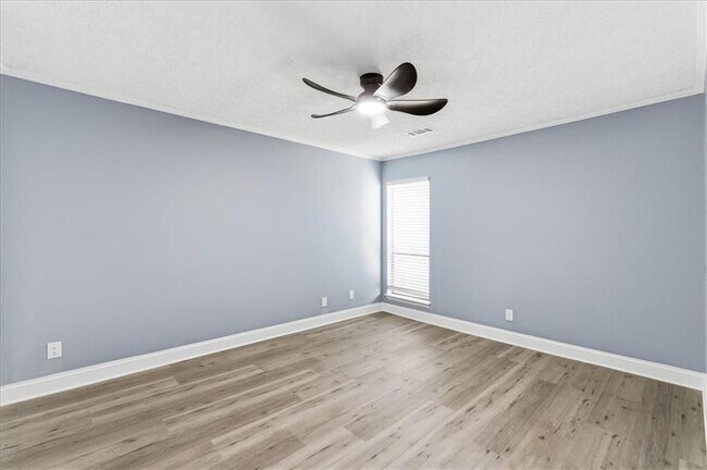 Building Photo - 2696 Greentree Dr SE