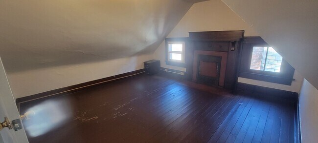 Building Photo - 5 Bedroom House - Walking distance from Ce...