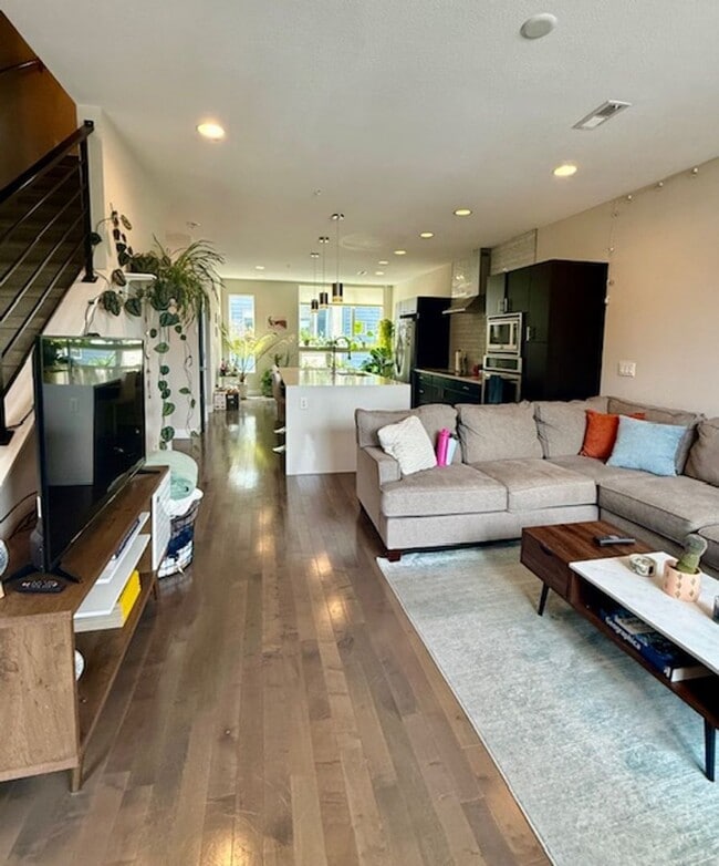 Building Photo - Luxury 3 bed, 3.5 bath Townhome Blocks fro...