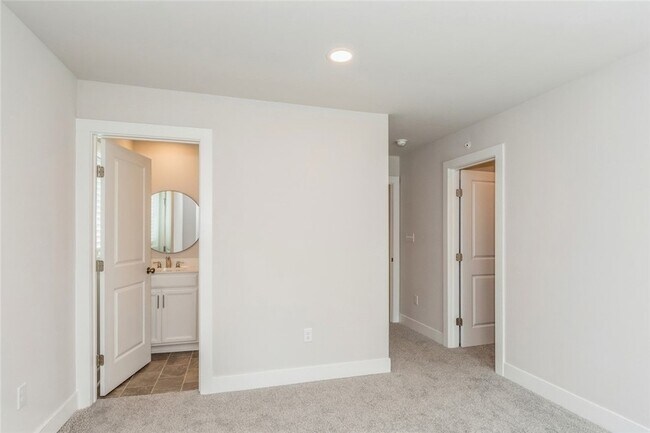 Building Photo - 701 Halcyon Ln