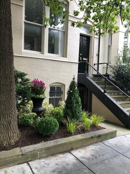 Building Photo - 2012 Hillyer Pl NW