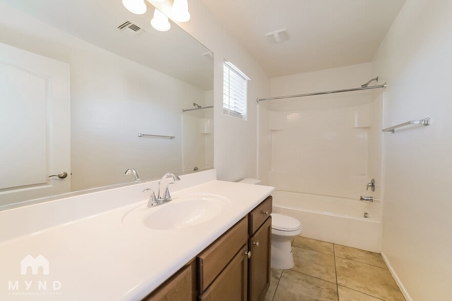 Building Photo - 2566 E Boston St