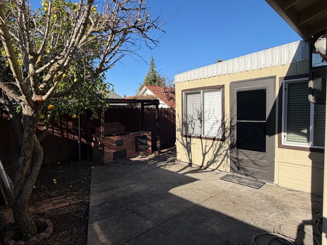 Building Photo - Welcome to this stunning 3 bedroom 2 bathroom home located in Fremont