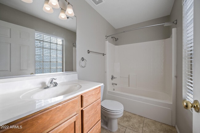 Building Photo - 2820 E Augusta Ave