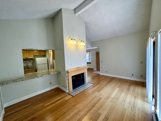 Building Photo - Spacious 2 Bed 2 Bathroom!!