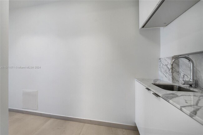 Building Photo - 10203 Collins Ave