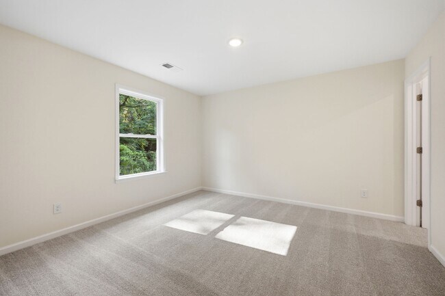 Building Photo - 120 Maplewood Ave