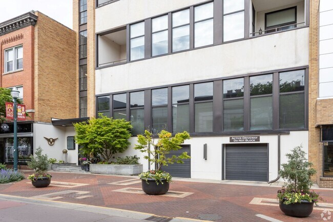 Building Photo - Enjoy The View