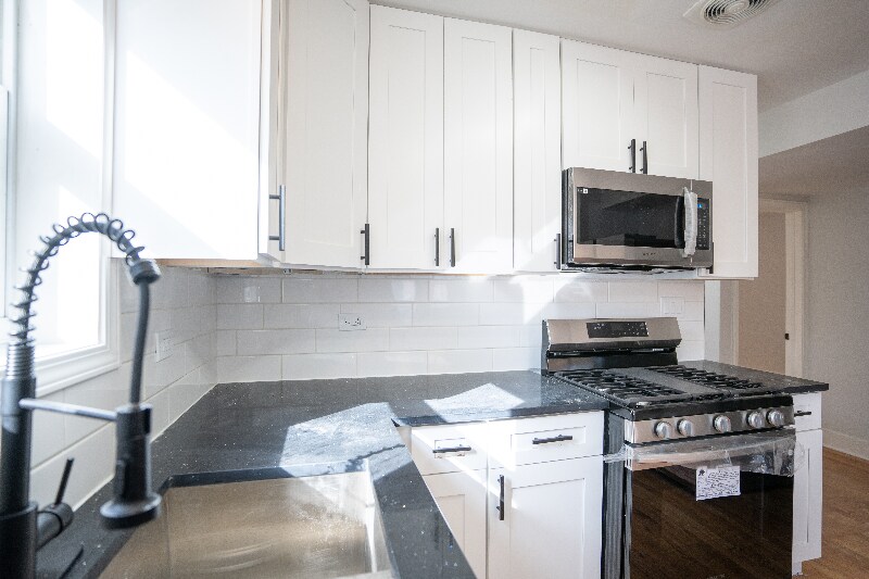 Building Photo - 5735 W Addison St