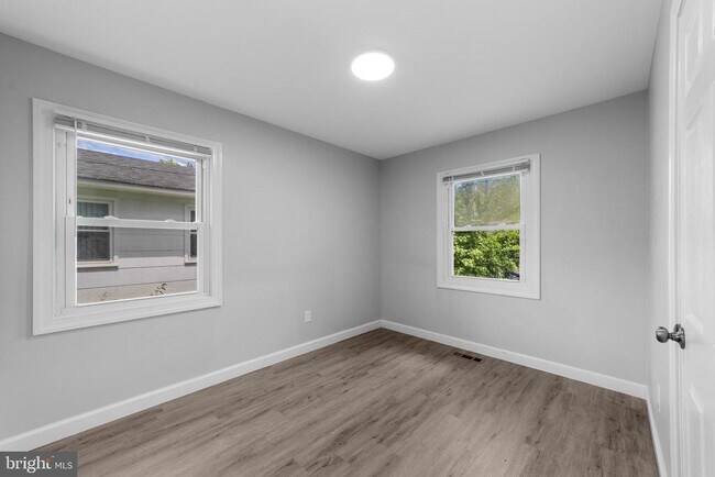 Building Photo - 12 Holbrook Ln