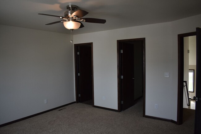 Building Photo - 3 Bed 3 Bath Twinhome Available!