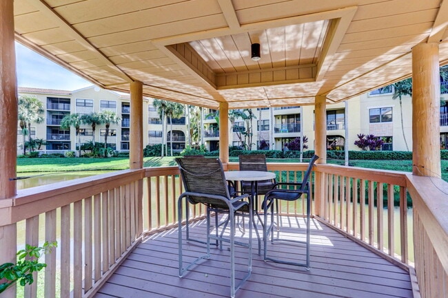 Building Photo - 500 Uno Lago Dr