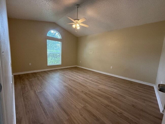 Building Photo - Prime Deltona Neighborhood