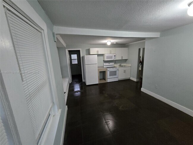 Building Photo - 5909 NW 5th Ct