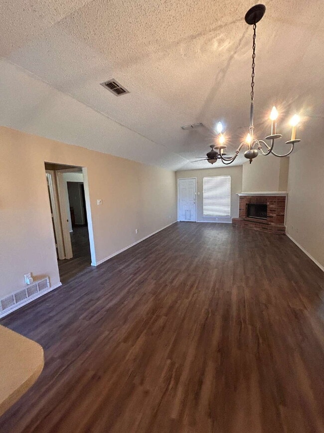 Building Photo - House Located Minutes From Park, School & Restaurants!