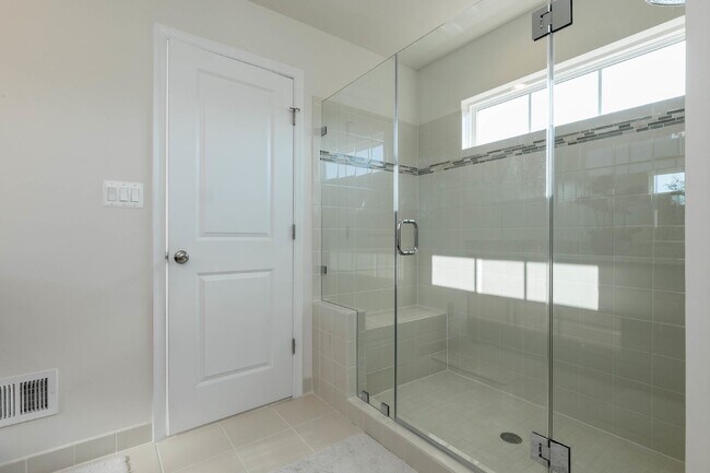Building Photo - Luxurious 4-Bedroom Townhouse with 2 Car Garage in Manassas!