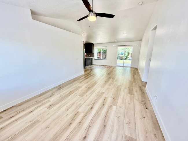 Building Photo - Four Bedroom Remodeled Home in Red Cliffs