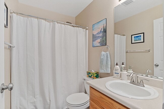 Building Photo - Updated 3bed/3bath with Finished Basement
