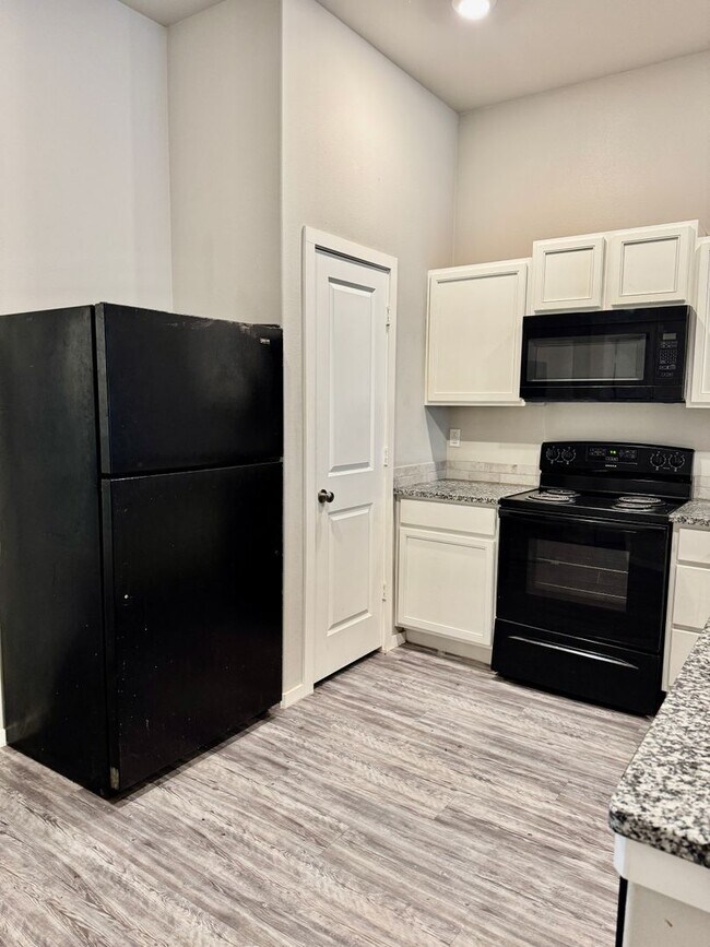 Building Photo - 2121 N Avenue J