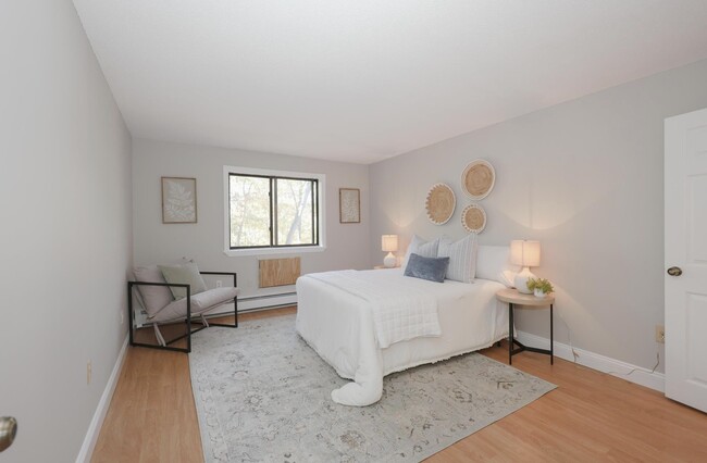 Building Photo - 19 Country Club Dr