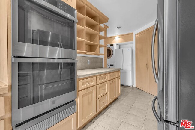 Building Photo - 8642 Gregory Wy