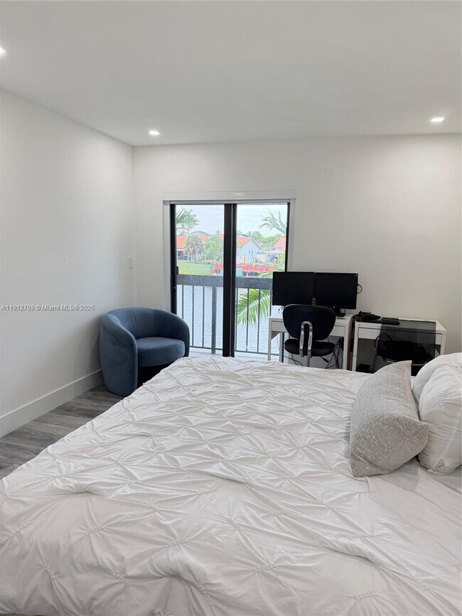 Building Photo - 1271 SW 124th Ct