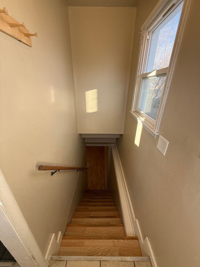 Building Photo - Two bedrooms, one quarter bathroom home, pet friendly, central air!