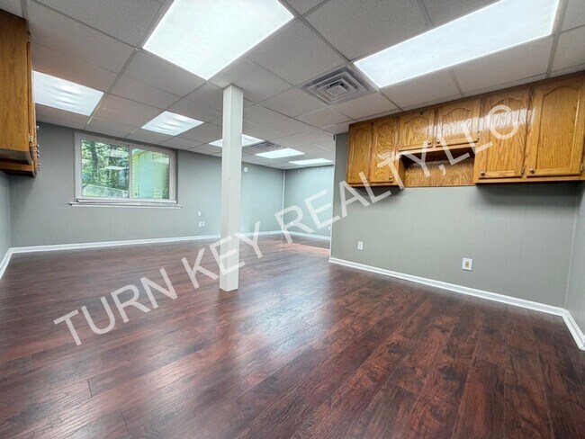 Building Photo - 2221 Diane Dr