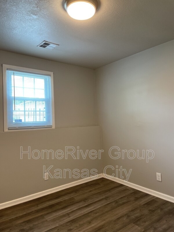 Building Photo - 418 N Prairie St