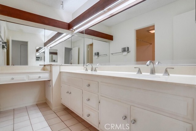Building Photo - 3200 La Rotonda Dr