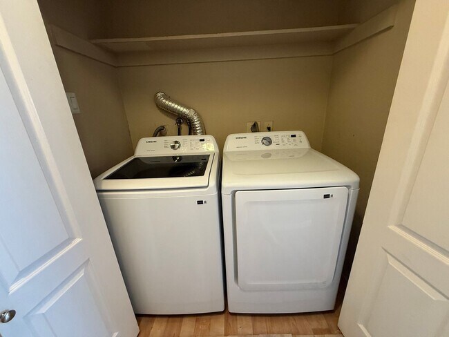 Building Photo - 2 BR/2BA Condo close to shopping, restaurants and beaches