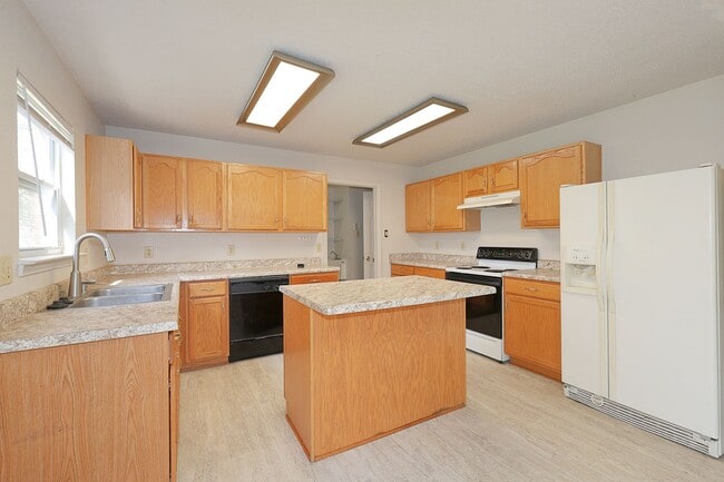 Building Photo - Spacious 4-Bed Waterfront Home in Westmere...
