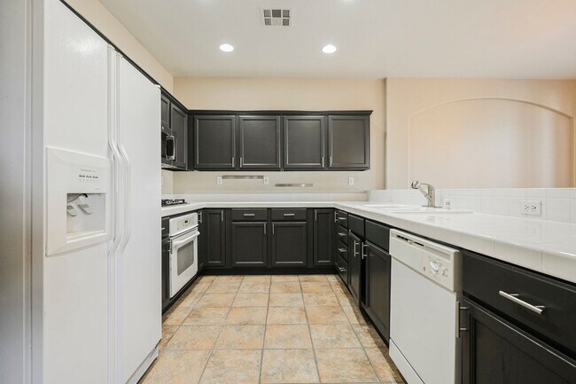 Building Photo - Beautiful 2 bd/2 bath condo in luxury gated Summerlin community ON TPC GOLF COURSE