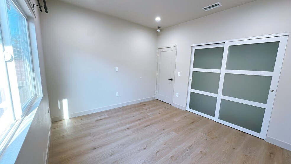 Building Photo - 11156 S Dallas Dr