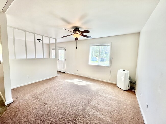 Building Photo - Quiet 3/2 with bonus room in El Dorado Hil...