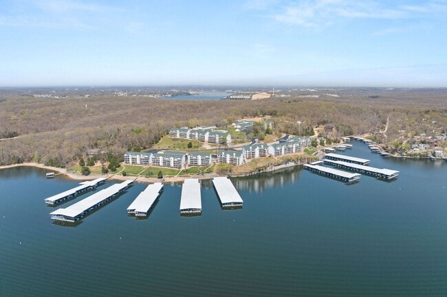 Building Photo - Lakefront 2 bedroom Condo For Rent