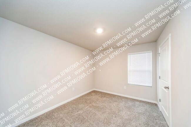 Building Photo - 4533 SE Ember Ln