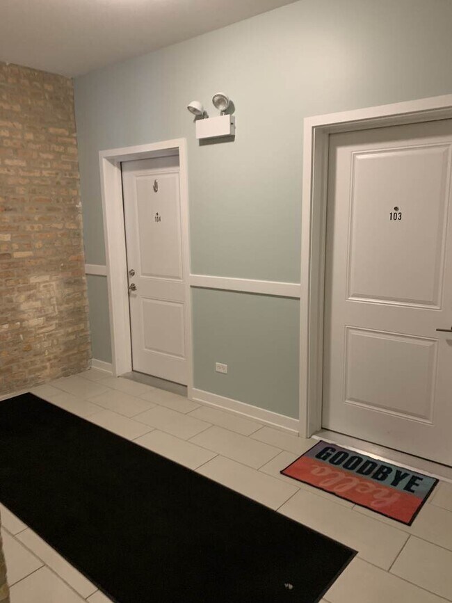 Building Photo - 6125 N Clark St