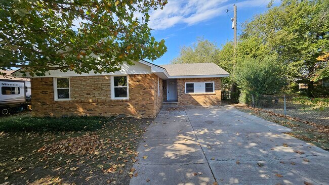 Building Photo - 748 Highland Pkwy