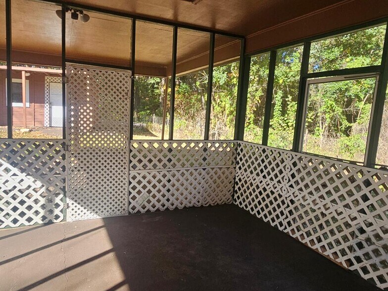 Screen porch - 4809 16th Ave