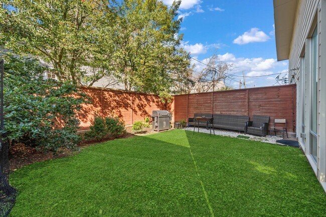 Building Photo - 3302 Lake St