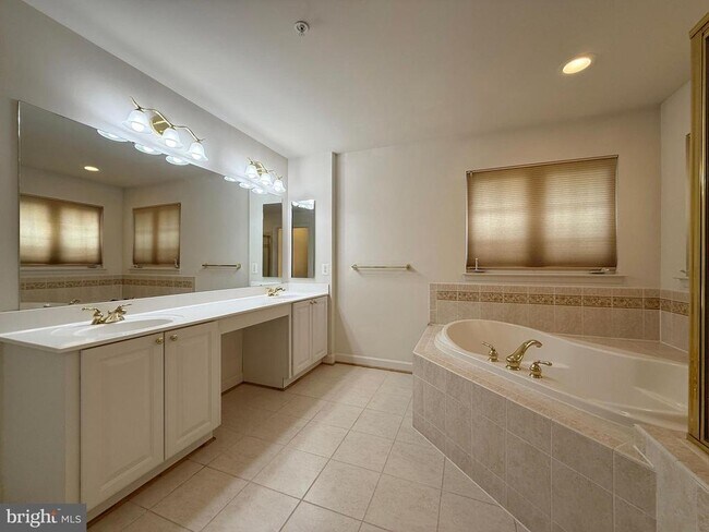 Building Photo - 4415 Medallion Dr