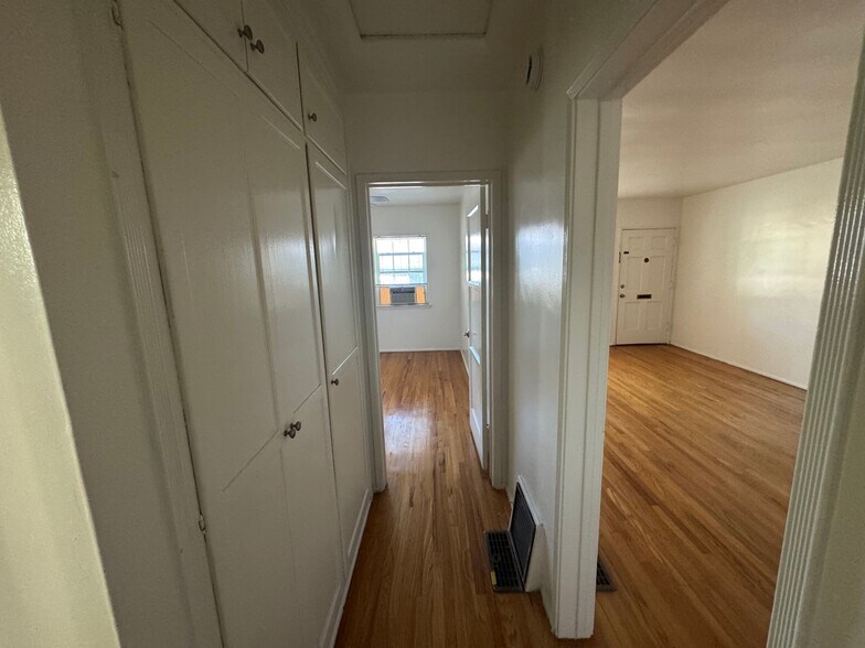 Building Photo - 11637 Magnolia Blvd