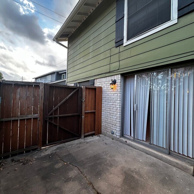 Building Photo - 7204 Creekside Dr